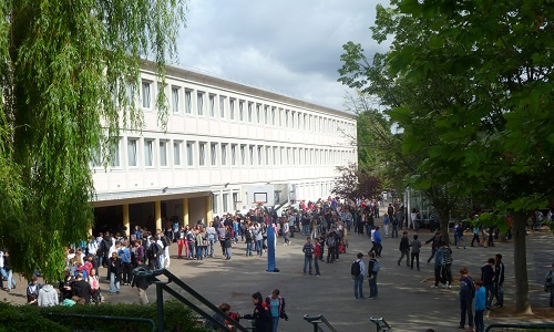 Un professeur a été agressé par un élève de 4ème au Collège Jean Racine. Les professeurs sont en grève pour demander l'exclusion de l'enfant