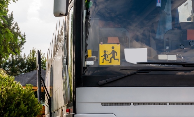Remettez en place le bus scolaire du midi et du soir maintenant