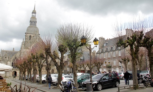 Sauvegarde des tilleuls de la place Saint Sauveur à Dinan.