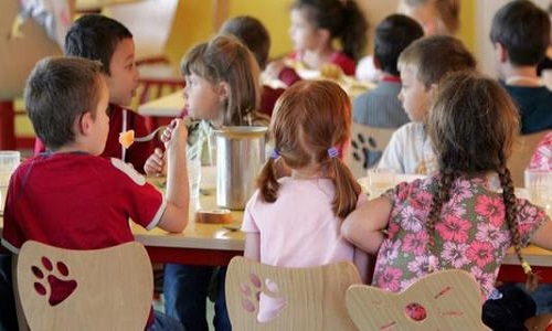 Pourquoi les enfants qui sont végétarien ne peuvent pas manger à leur faim à la cantine ?