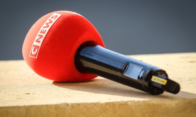 Saisir l'Arcom contre les propos d'Arno Klarsfeld sur CNEWS