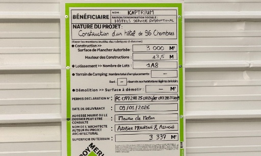 Contre l’hôtel de 13 m à l’entrée de l’écoquartier Woodi