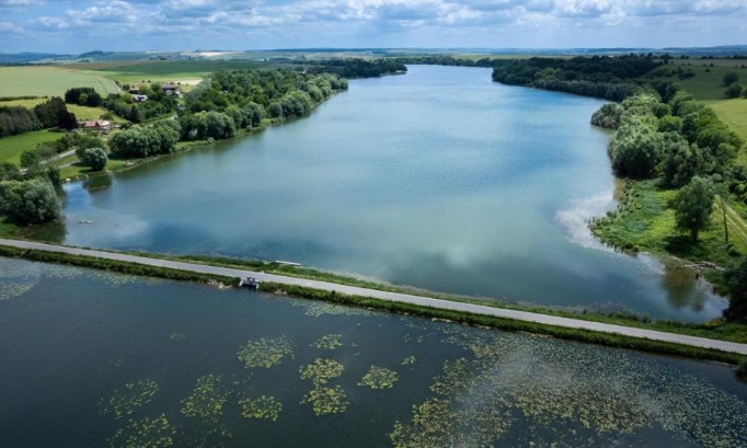 Contre l'implantation d'un feu tricolore sur la digue du lac de Bairon