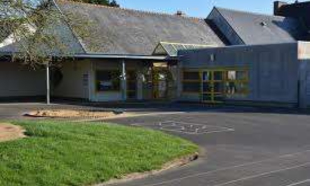 Non à la fermeture d'une classe de maternelle à Ploubezre