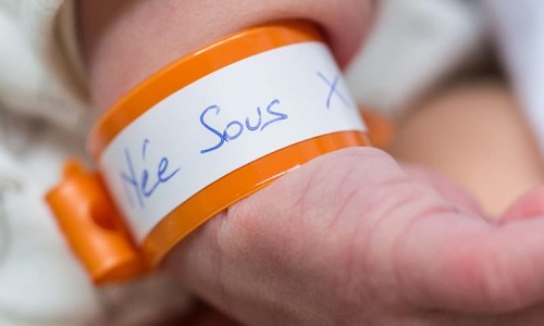 Pour la fin de l'accouchement sous X en France