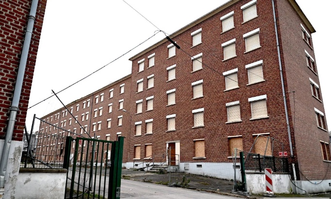 Démolissez le Carré de paille abandonné pour notre sécurité