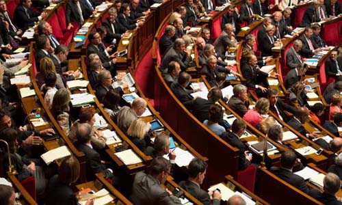 Contre l'emploi des proches comme assistants pour les politiques