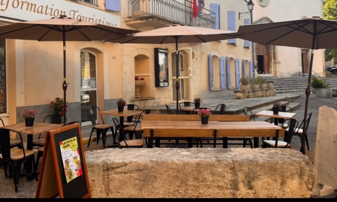 Pour la Terrasse de la pizzeria place du village mane