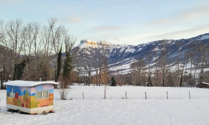 Soutien à la présence d’une petite maison-roulotte sur Curienne