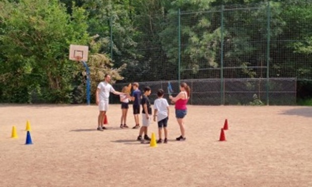 Oui à plus de places en centre de loisirs, Non à la disparition du terrain de sport.