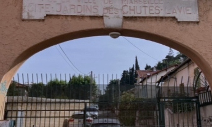 Pour la réouverture des accès piétons à la cité des Chutes Lavie.     C'est non