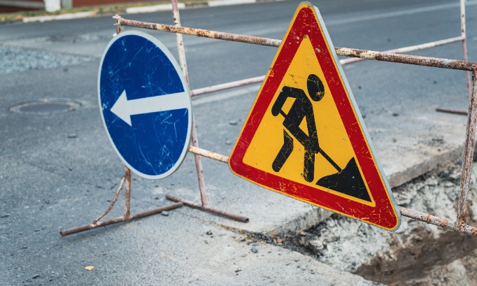 Pour travaux urgents et mise aux normes de la cour
