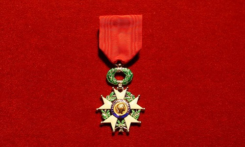 Suppression de la légion d'honneur sauf pour les militaires et policiers