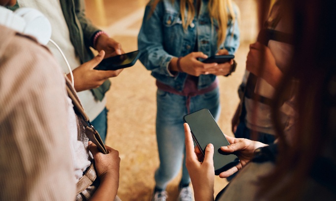 Contre l’interdiction des téléphones au lycée