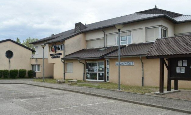 Pour installer une climatisation à l'école de la Diamantelle à Vézeronce-Curtin