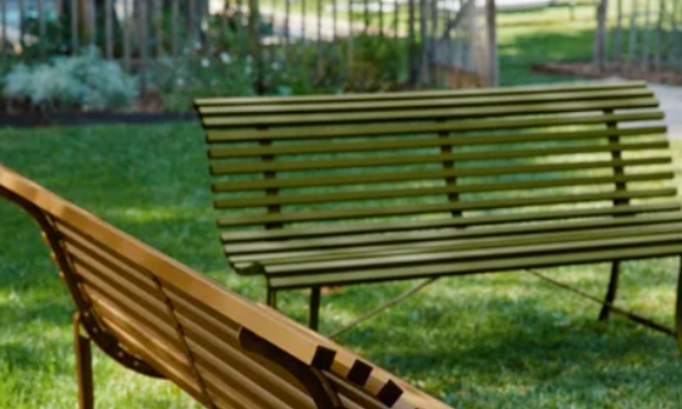 Pour déplacer le banc gênant près de la résidence seniors