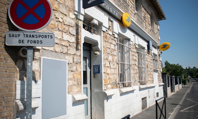 Non &agrave; la disparition du distributeur de La Poste au centre-ville de Groslay !