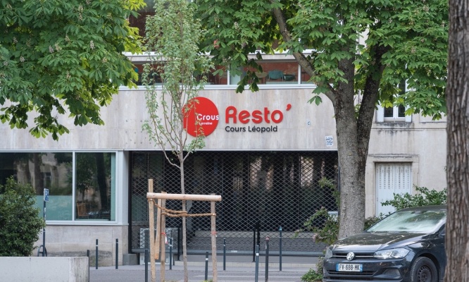 Pour le maintien des distributions au Crous