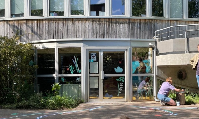 Pour préserver la sécurité et la convivialité de l'enceinte du centre social !