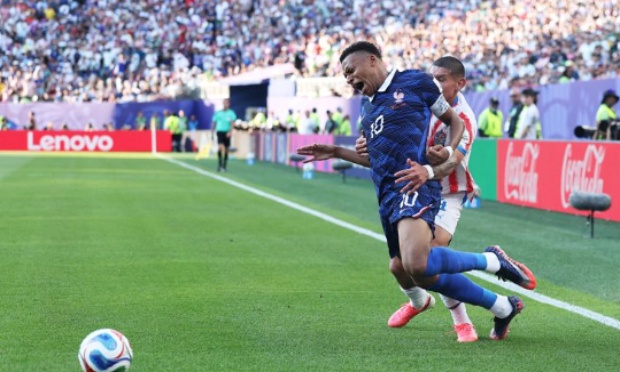 Honte à l'arbitrage et aux joueurs lors du match France-Paraguay