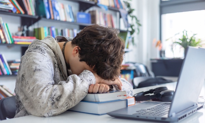 Pour réduire la charge de travail scolaire et préserver le sommeil