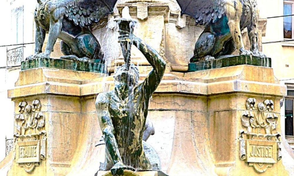 Pour la remise en eau de la fontaine de la place Notre-Dame