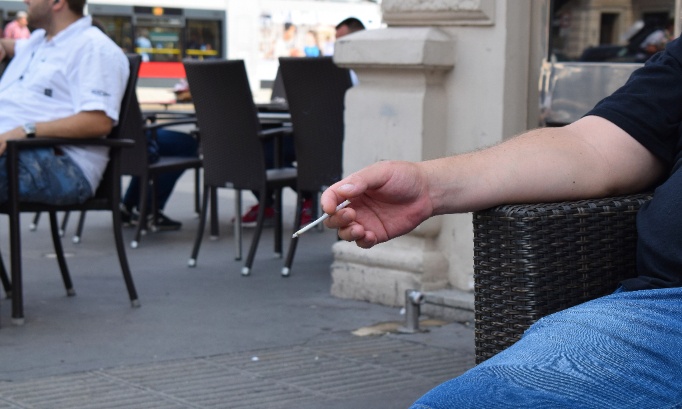 Stop à l’interdiction générale de fumer en terrasse des cafés
