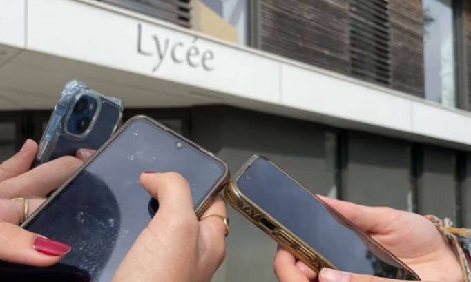 Nos téléphones, notre liberté : contre l’interdiction du téléphone au lycée