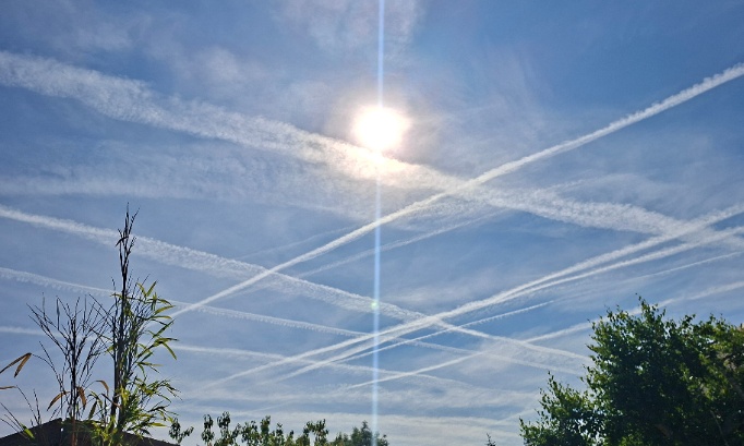 Stop aux traînées chimiques : exigeons la transparence et l’interdiction