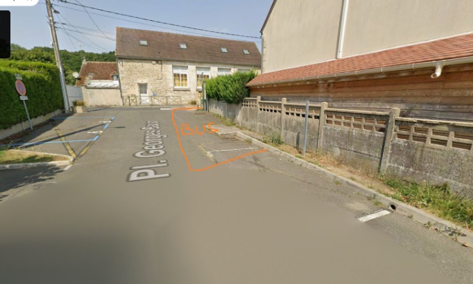 Pour l'installation d'un arrêt de bus place Georges Baron à Giencourt