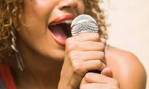 Pour que Laura chante ses compositions sur sa chaîne Youtube