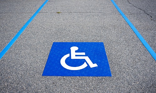 Demande de places handicapés devant le cabinet du kinésithérapeute