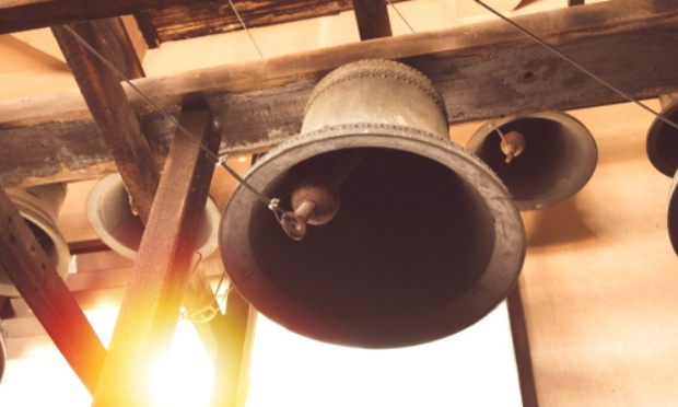 Le bruit des cloches de l'église