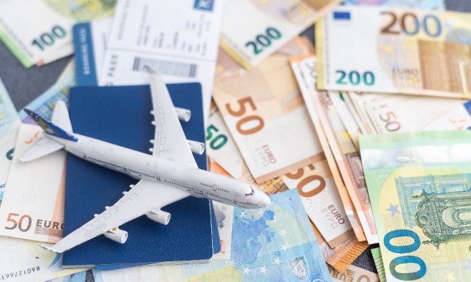 Billets d’avion : stop aux frais surprises et aux suppléments exorbitants à l’aéroport !