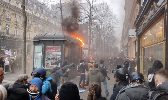 Stop à la casse, aux pillages et aux incendies urbains