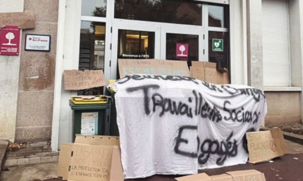 Stop aux cours en visio pendant le blocus de notre école