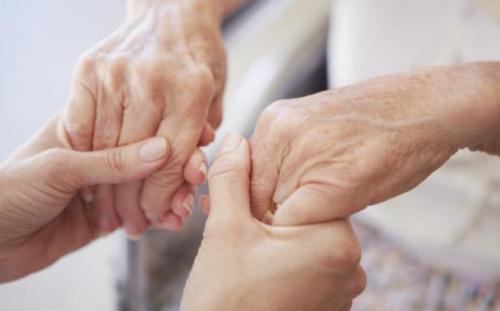 Versement de l’APA au patient aidé par son conjoint ou la personne pacsée