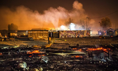 Camp de la Linière incendié, argent du contribuable parti en fumée. Exigeons la démission du maire de Grande-Synthe et du président de la Communauté urbaine de Dunkerque !