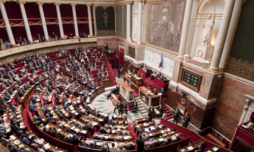 Limiter à 3 le nombre maximum de mandats électifs (national ou local) qu'un citoyen français peut briguer au cours de sa vie civile.