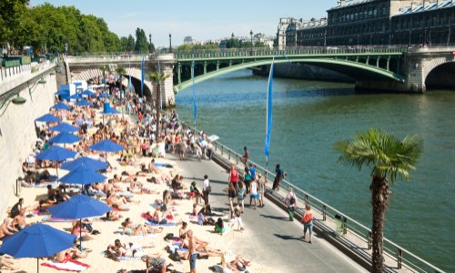 Interdire les seins nus sur la plage.