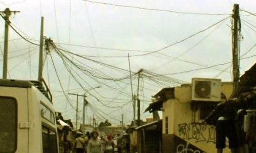 Non aux fils électriques en façade de maison dans le quartier des Vallons à Mirabel