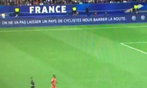 Exigeons des excuses publiques de Volkswagen France pour avoir affiché ce message anti-cyclistes pendant le match France/Pays-Bas