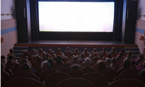 Cinéma de Mons-en-Montois :  nous exigeons la reconduction immédiate du contrat aidé de Benoît, le projectionniste !