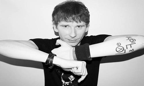 Pour que le chanteur Manukeen soit diffusé sur RTL2