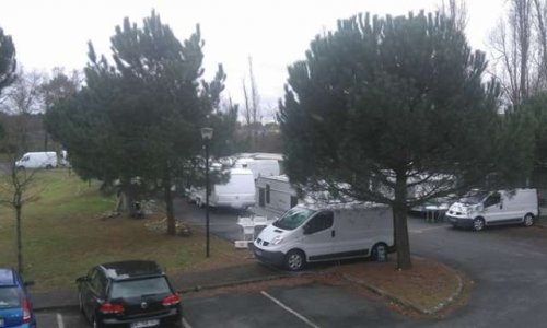 Pour l'expulsion des gens du voyage occupant le parking du village 4 Les Lumières et l'arrêt des nuisances sonores