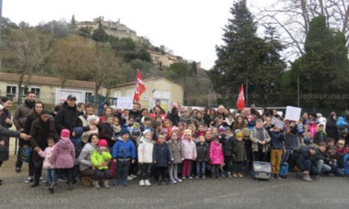 Non à la fermeture d'une classe maternelle à Entrechaux