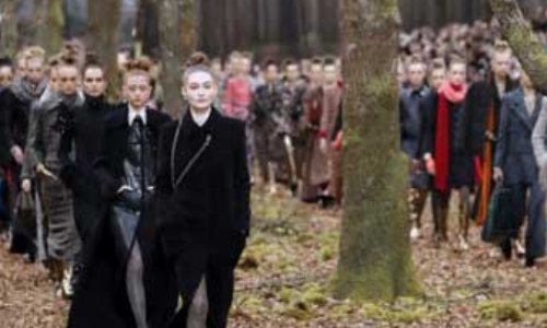 Contre l'abattage de dizaines d'arbres par l'entreprise #Chanel pour un décor de défilé