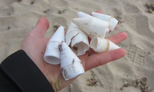 Interdisons les embouts de parasols en plastique