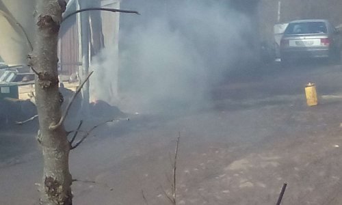 Brulage de foin et plastique en plein centre d'un village