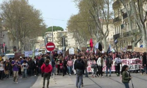 Pour que les manifs se tiennent dans les stades ce qui permet de compter le nombre de personnes